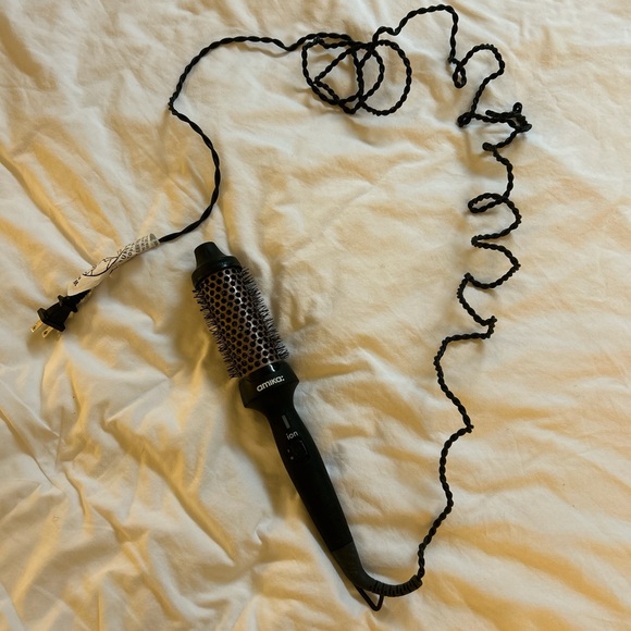 amika Accessories - Amika blowout babe: thermal ionic hairbrush